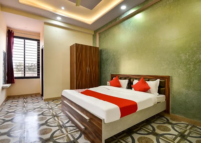 Oyo 70183 Sai Kripa Lodging